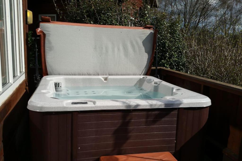 Luxury Peak District Lodge, Hot Tub, Log Burner, Nr Lake Rudyard Bagian luar foto