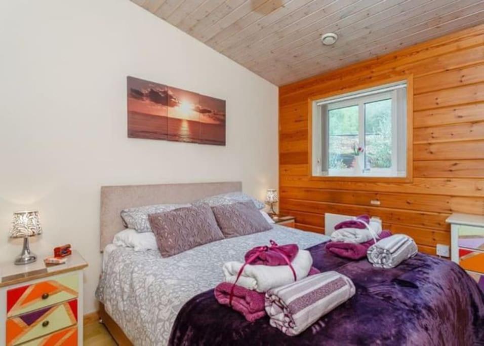 Luxury Peak District Lodge, Hot Tub, Log Burner, Nr Lake Rudyard Bagian luar foto